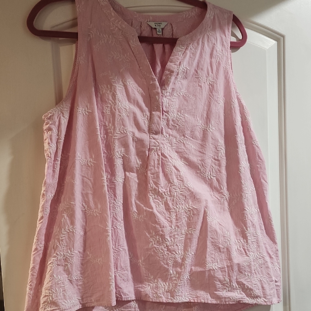 Crown & Ivy Light Pink Textured Sleeveless Blouse